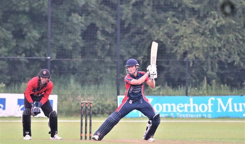 Man of the Match Bas de Leede (57 not out) square cut Voorburg CC naar de winst (foto: Catch of the Day BV).