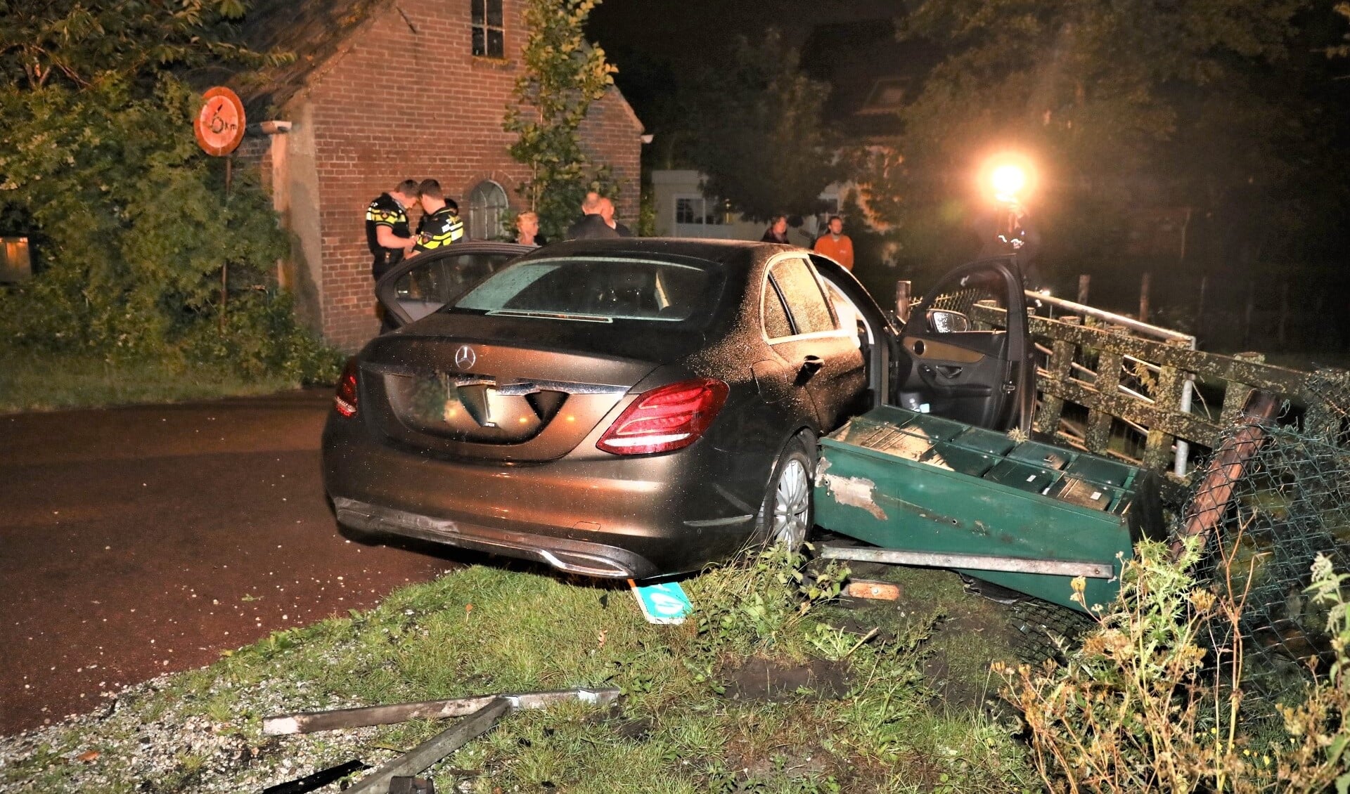 De auto kwam terecht in de tuin van een woning en raakte daarbij van alles (foto: Danny Botman).