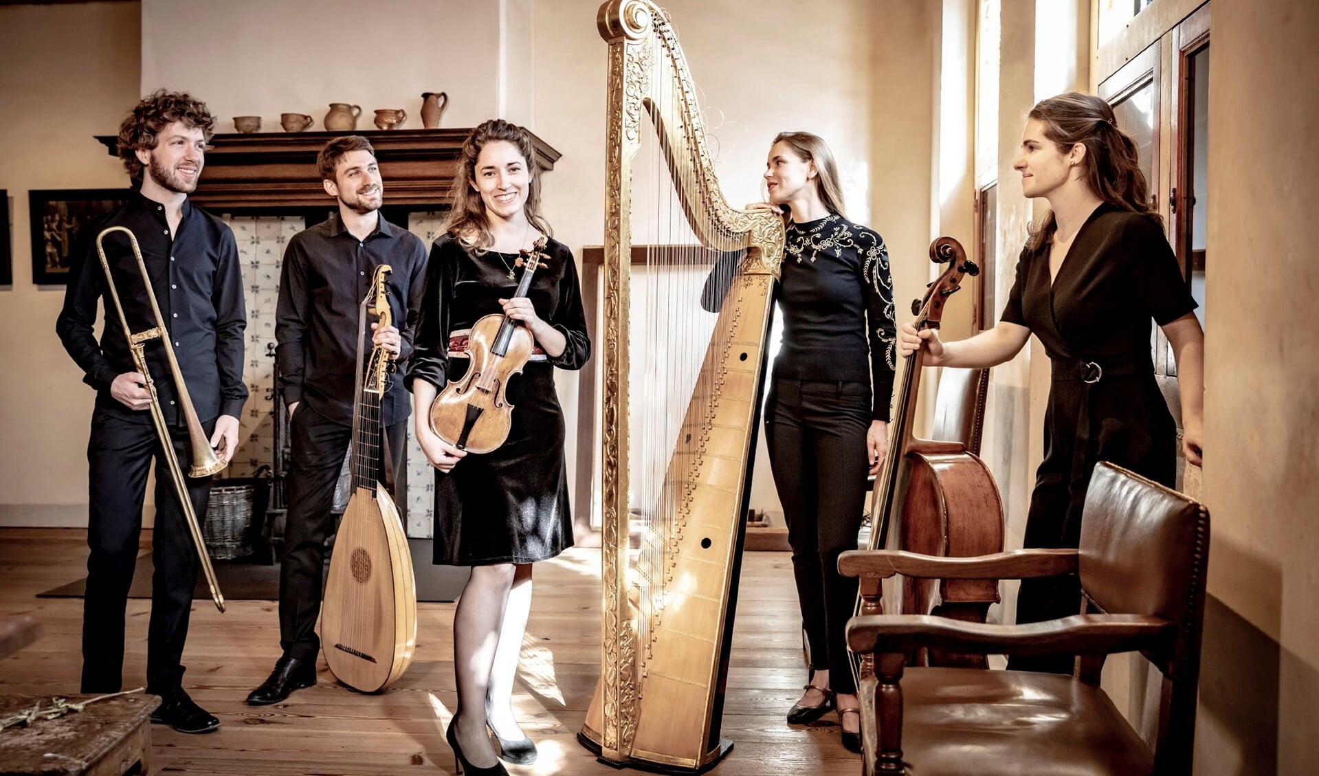 Het ensemble Castello Consort: Elise Dupont & Sakura Goto (viool), Anne-Linde Visser (viola dagamba), Emma Huijsser (blokfluit), Matthijs van der Moolen (baroktrombone), Cécile Chartrain(virginaal).