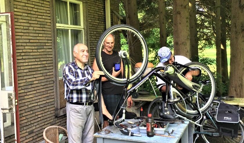 <p>Leo, Ahmad en Mahmoud aan het werk bij hun fietswerkplaats in Wijkcentrum Alles voor Elkaar (foto: pr).</p>