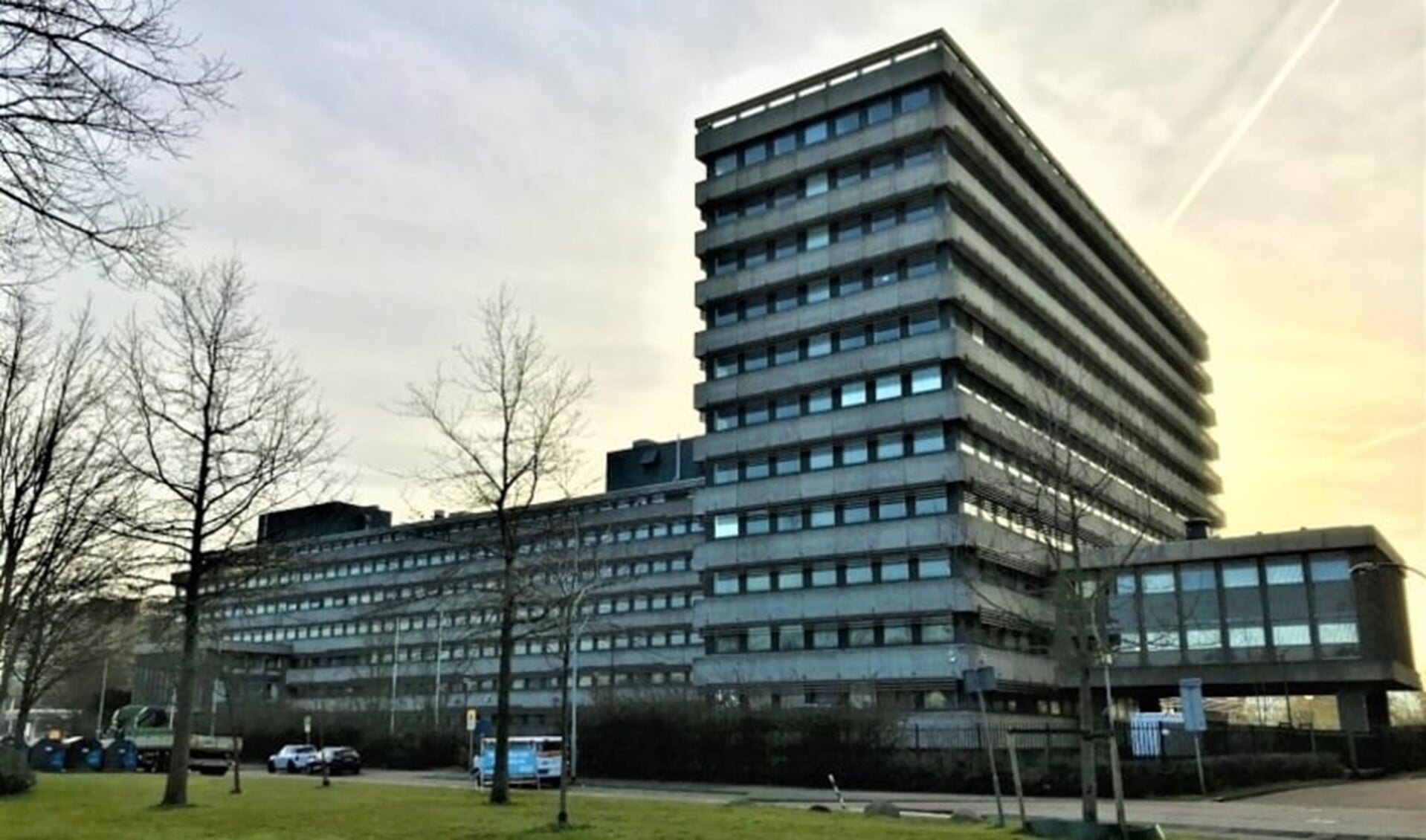 Het voormalige Total-gebouw aan het Oosteinde in Voorburg dat deel uitmaakt van Klein Plaspoelpolder wordt gesloopt (foto: gemeente LV).