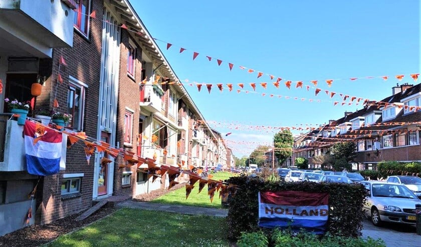 <p>De Von Geusaustraat in Voorburg steunt Oranje (foto: Ap de Heus).</p>