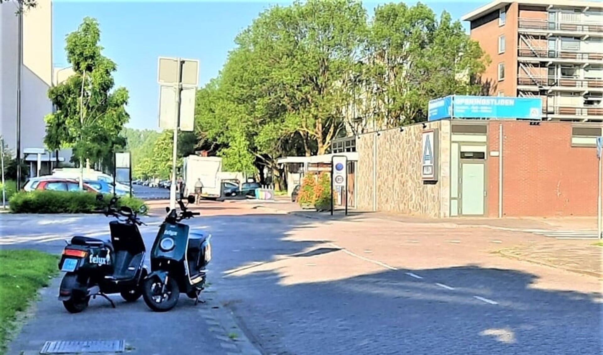 Mensen met rollators en scootmobielen ondervinden veel hinder van de deelscooters geparkeerd op het trottoirs (Foto: P. Sas).