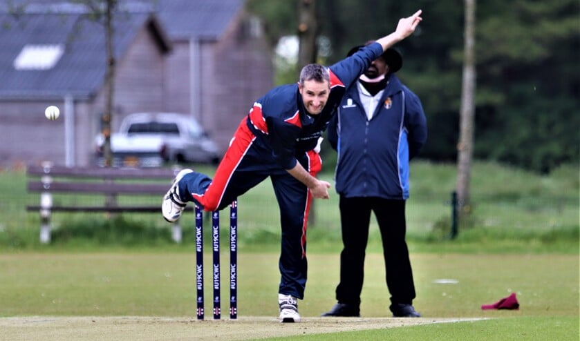 <p>Karl Niewoudt stond met vier wickets aan de basis van de ruime Voorburgse winst op Dosti (foto: Catch of the Day BV).</p>