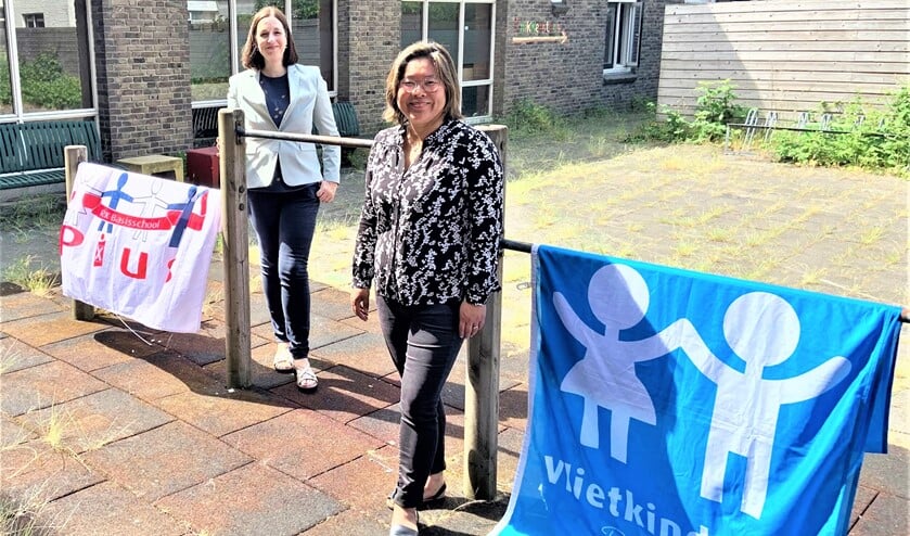 <p>Christanne Ahuis van RKBS Pius X en Linde van Kooten van Vlietkinderen op het plein bij de tijdelijke locatie Oranje Nassaustraat (foto Vlietkinderen).</p>