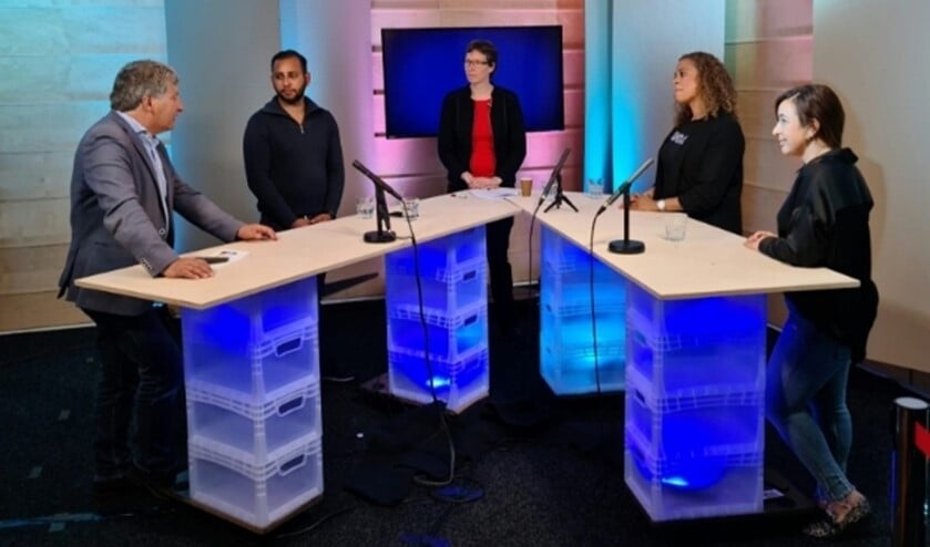 <p>Emeritus hoogleraar pedagogiek, Micha de Winter (links) in gesprek met jongere Leroy (links) en begeleiders (rechts). </p>