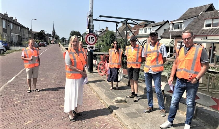 <p>Een wandeling vormde de aftrap van de herinrichting van de Doctor van Noortstraat, het derde deelproject van Bereikbaar Stompwijk(foto: gemeente LV).</p>