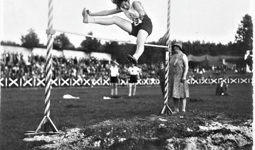 <p>Lien Gisolf in actie bij het hoogspringen (archieffoto).</p>