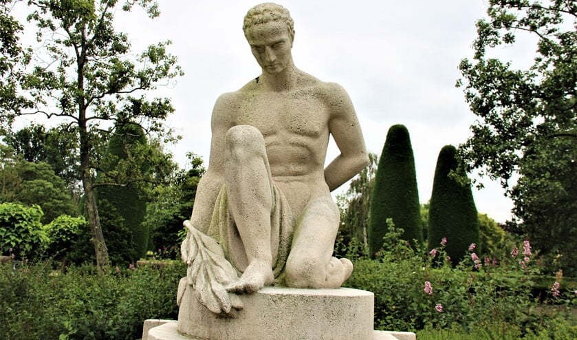 <p>'Knielende man' van Johan Polet, staat sinds 1949 op de Oosterbegraafplaats aan de Rodelaan te Voorburg (foto: Marian Kokshoorn).</p>