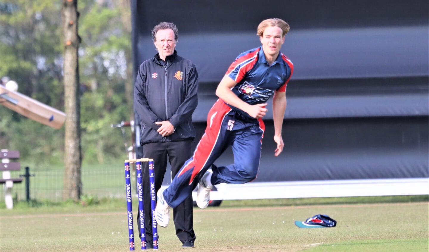 Bas de Leede actief voor de Voorburg Cricketclub (foto: Catch of the Day BV).