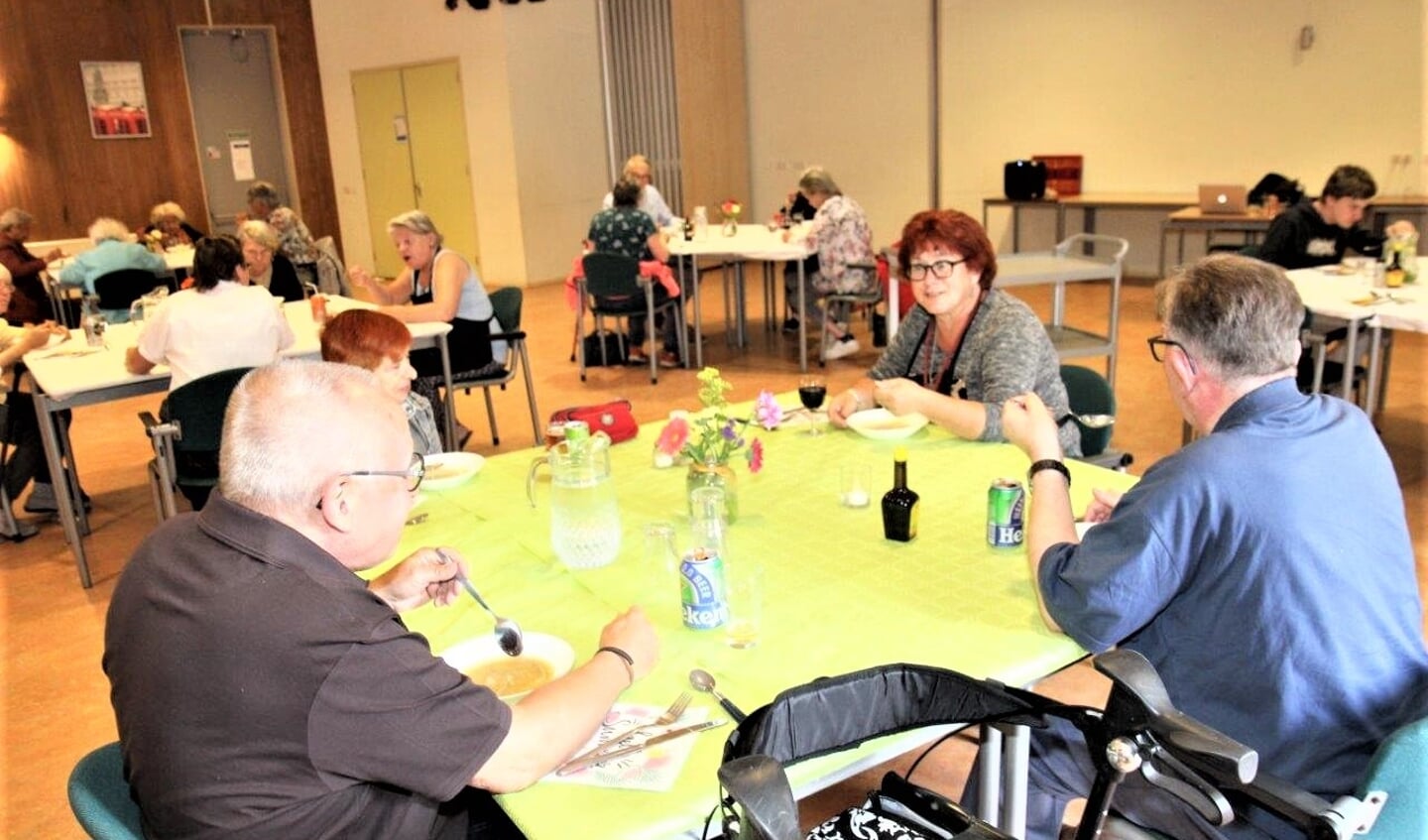 De activiteiten en cursussen op de wijk- en dienstencentra van Woej zijn deels weer open, zij het alles wel op afstand en bij verplaatsingen binnen met mondkapje (foto: pr Woej).