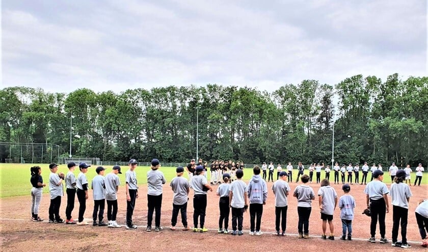 <p>Catch jeugdleden bij de officiële line-up (foto: pr).</p>