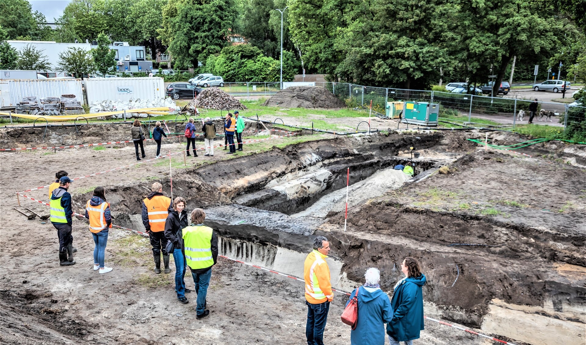 Een flink aantal nieuwsgierigen kwam naar de opgraving van de Gracht van Corbulo in Leidschendam (foto: Sebastiaan Barel).