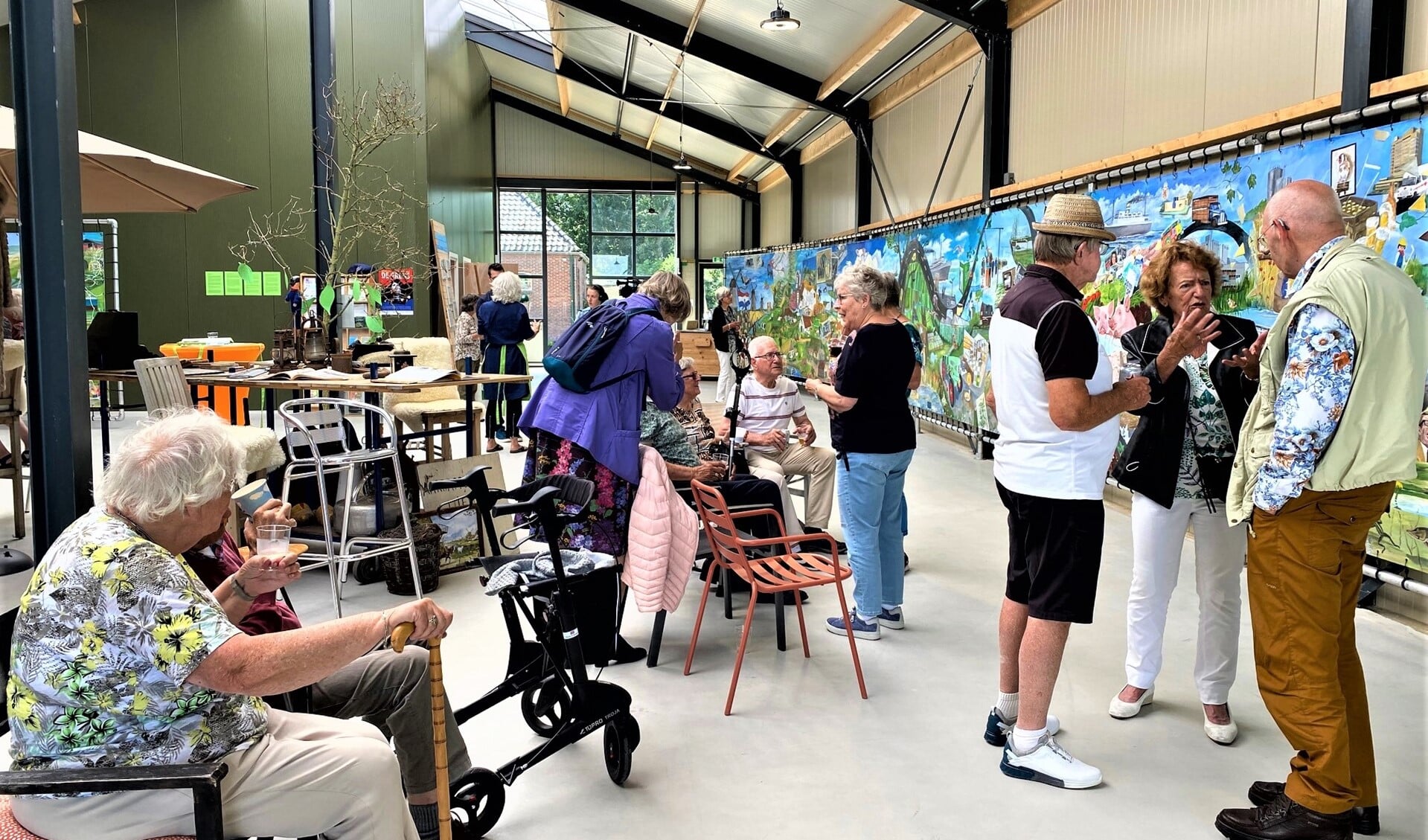  Er zijn bijna honderd Stompwijkse senioren te gast geweest op de Molenwei bij het schilderij Panorama Platteland (foto/tekst: Ria Luiten).