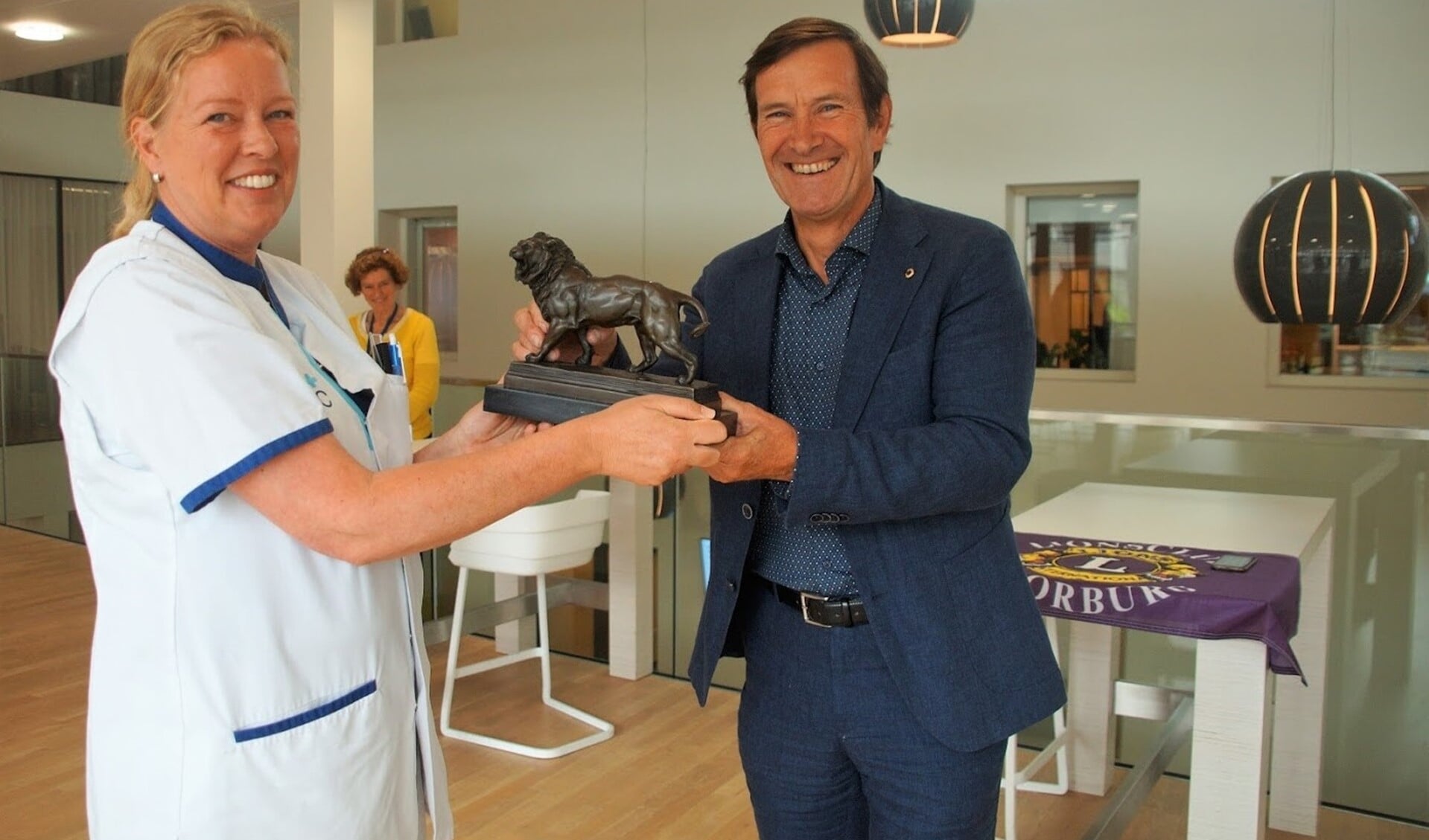 In Antoniushove werd de Leeuwenhart trofee uitgereikt aan Ria Hermus, verpleegkundige en voorzitter van de Verpleegkundige Advies Raad (foto: pr Lions).