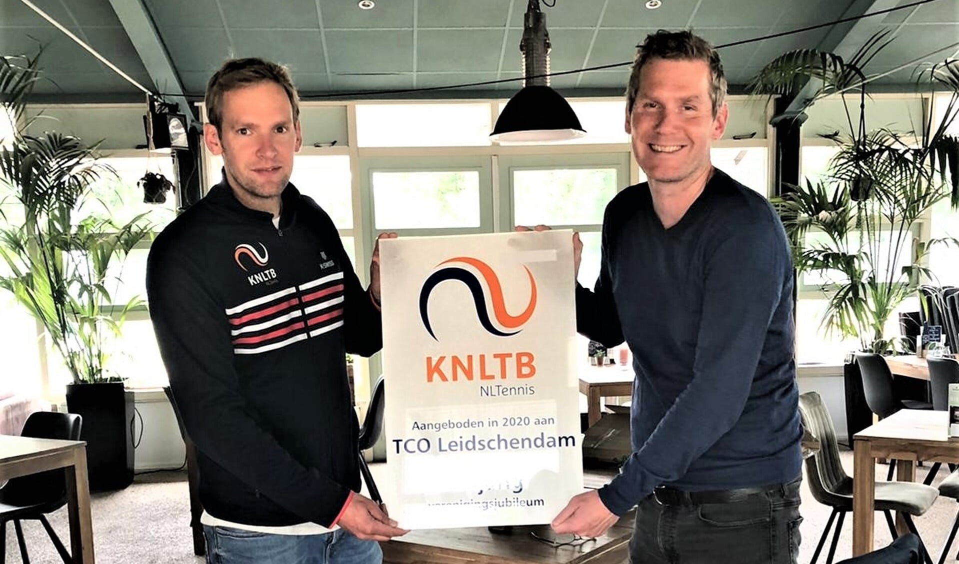 Voorzitter Klaas-Jan Masker van TCO mocht een fraai plakkaat van de KNLTB in ontvangst nemen (foto: pr).