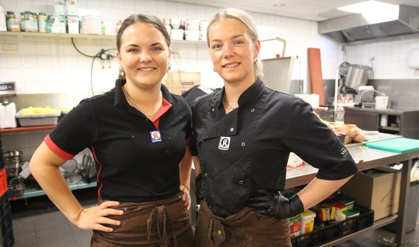 <p>Melissa en Michelle Pestel in de keuken in Nootdorp waar voor beide winkels verse maaltijden worden bereid.</p>