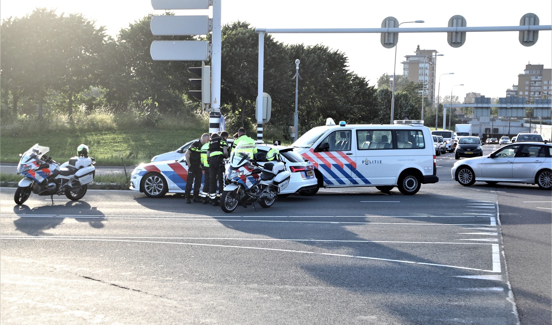 De politie bij de af- en oprit van de A4 waar de verdachten werden aangehouden (foto: Rene Hendriks).