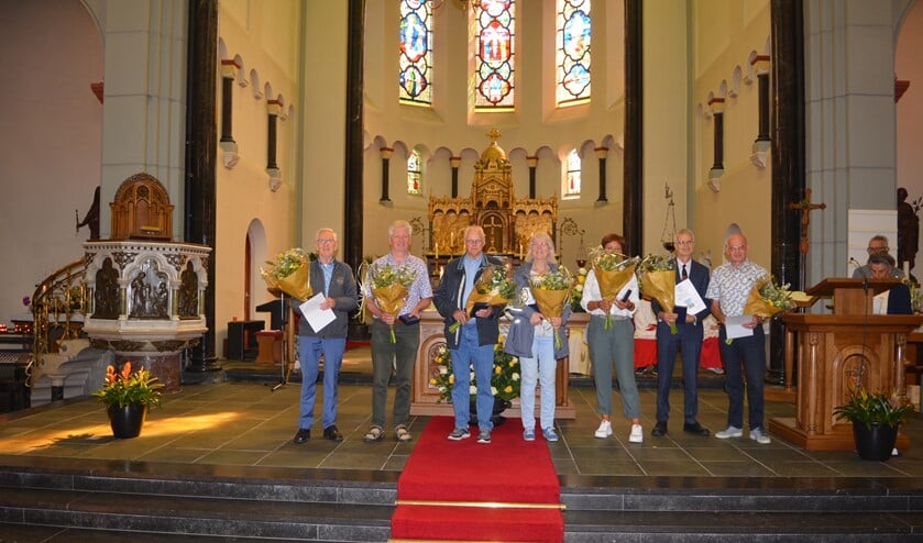 <p>De voorzangers met parochiepenning en bloemen op de foto, gemaakt door Charles van der Mast.</p>