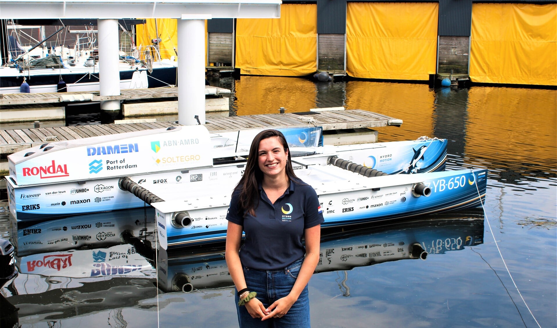 Esmée Gajadin houdt zich bezit met de Public Relations & Exposure van het TU Delft Solar Boat Team (foto: pr TU Delft Solar Boat Team).