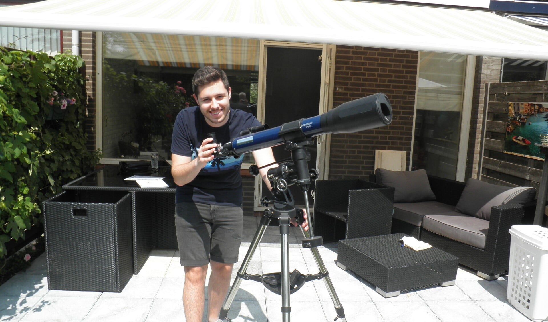 Sammy Mokkenstorm struint met zijn telescoop de hemel af naar planeten. Foto Kees van Rongen