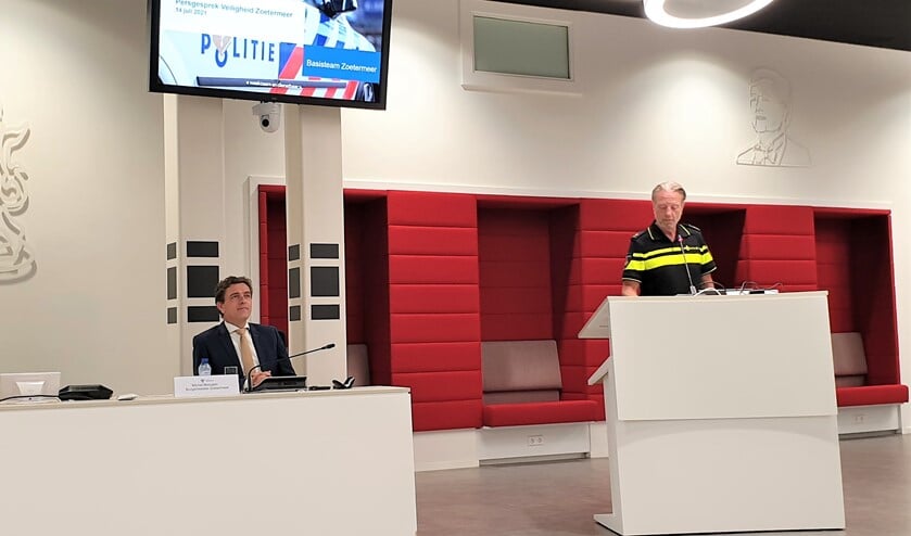 <p>Burgemeester Michel Bezuijen en Teamchef Politie Cor Pronk. Fotograaf: Robbert Roos</p>