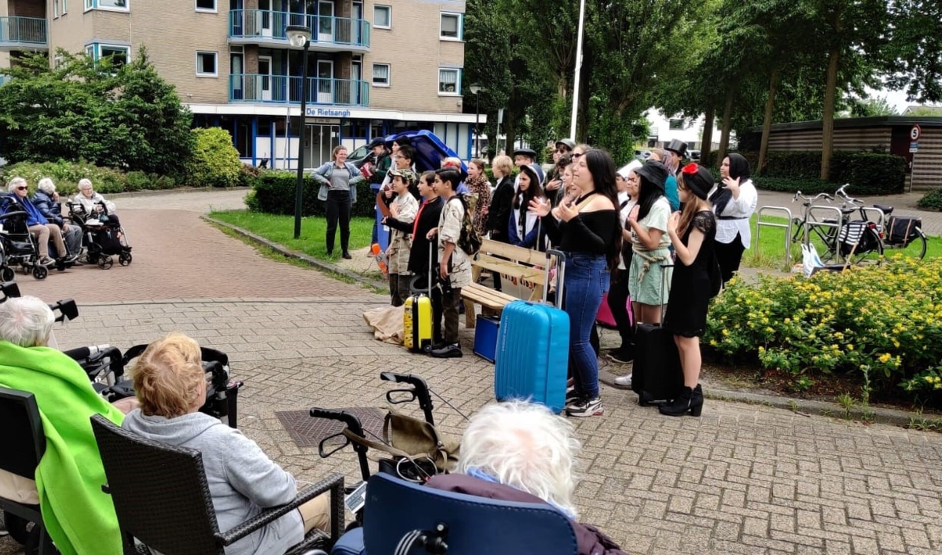 De leerlingen brachten hun musicalliedjes ten gehore bij Schoorwijck in Leidschendam (foto: Ap de Heus).
