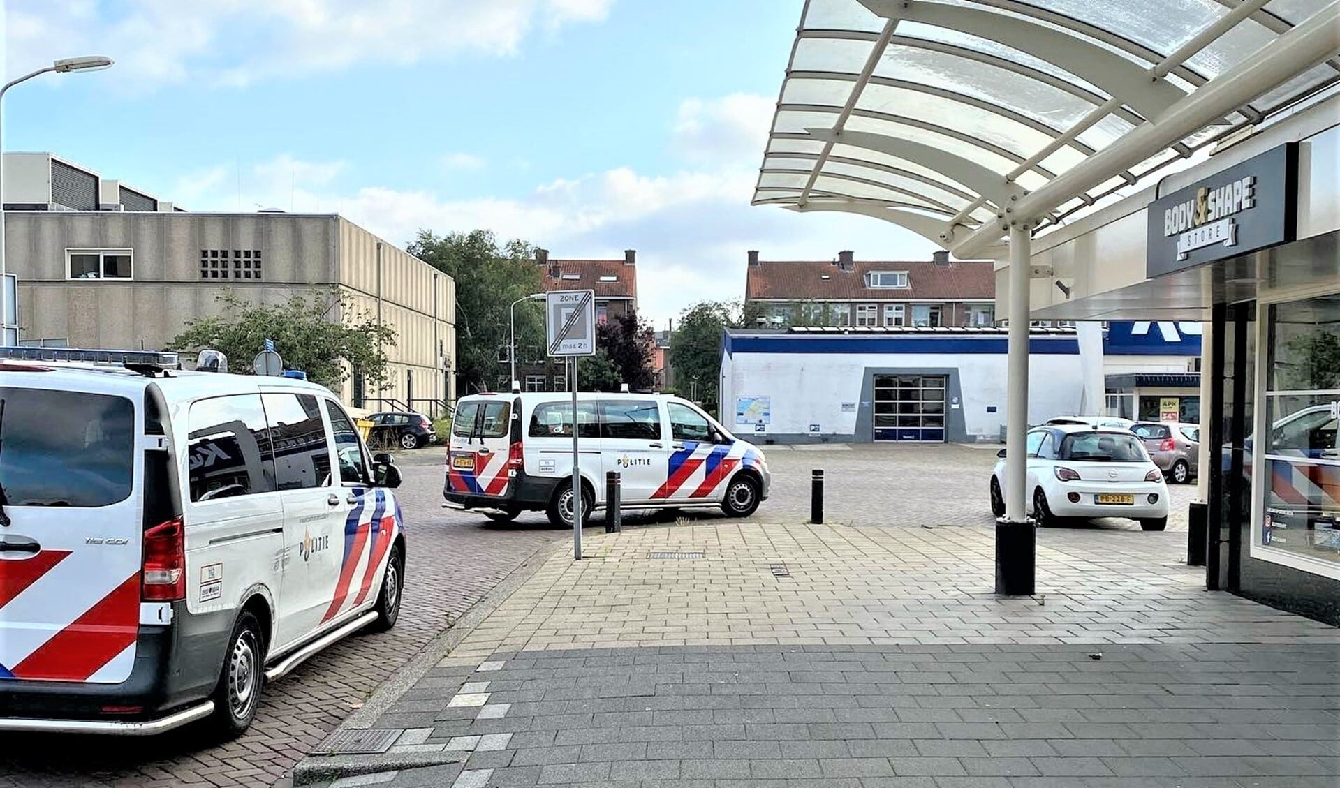 Politie op het Koningin Julianaplein vanwege een gewond persoon en de toedracht van het voorval (foto: politie LV).