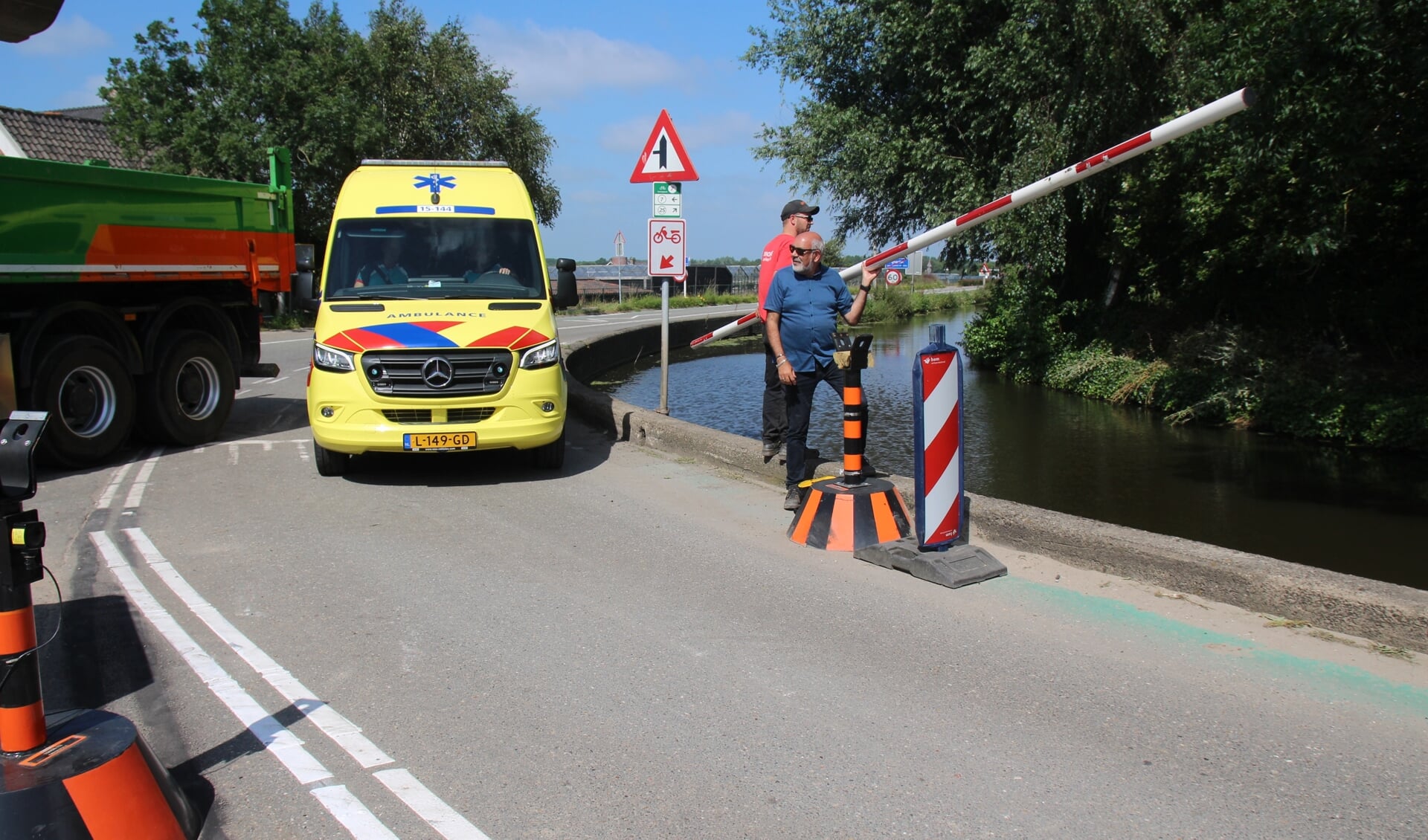 Dan komt er een ambulance aan, zodat de slagboom handmatig moet worden verwijderd.