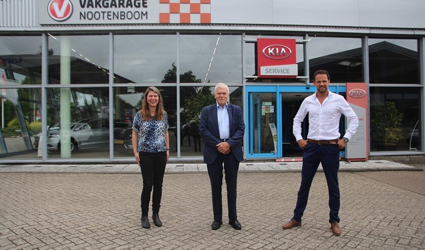 <p>Claudia, Henk en Menno voor de showroom van Autobedrijf Nootenboom aan de Oudeweg.</p>