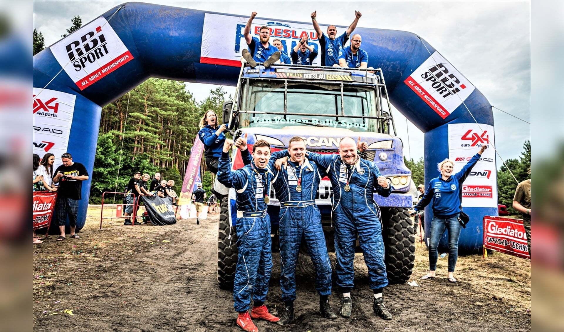 Grote blijdschap bij de teamleden van het Van Velsen Rally Sport team na het behalen van de derde plek (foto: Rallymaniacs).