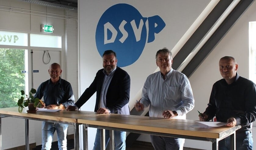 <p><em>Peter de Jong (voorzitter DSVP), Bart Caminada (bestuurslid ADO Den Haag Vrouwen), Kees Punt (voorzitter ADO Den Haag Vrouwen) en Erhard Soeterbroek (bestuurslid voetbaltechnische zaken vrouwen/meisjes DSVP).</em></p>