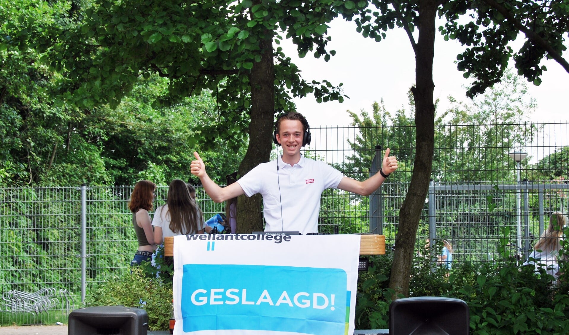 Wellantcollege feliciteert (met DJ Coen) de bijzondere lichting eindexamenkandidaten na een roerig schooljaar voor alle scholen (foto: pr).