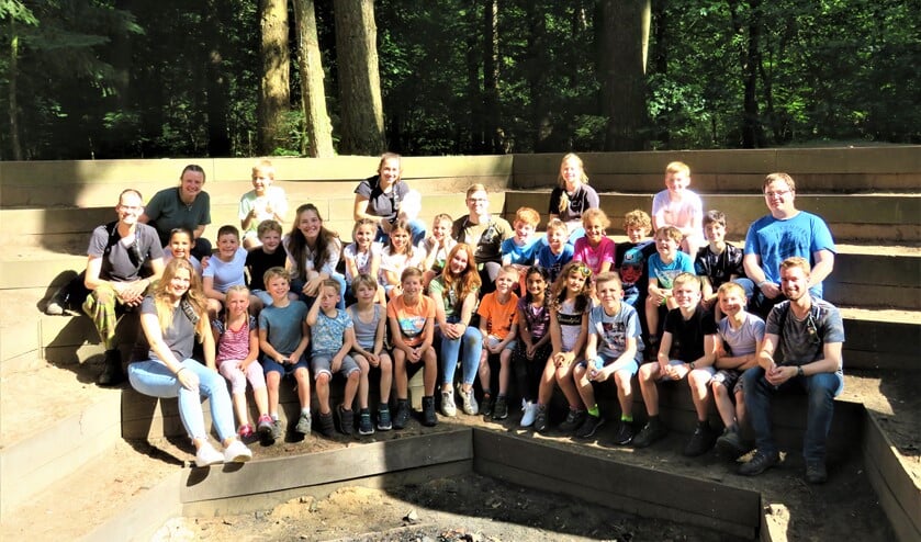 <p>De welpen van Scouting Damherten in de kampvuurkuil bij hun verblijf in Putten (foto: pr).</p>