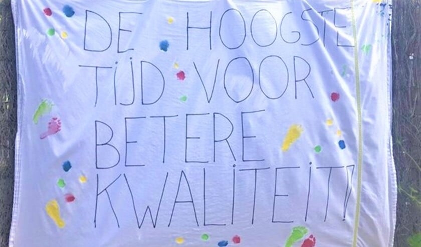 <p>Partou kinderopvang aan de Looierslaan in Voorburg koos voor stil protest in de vorm van o.a. spandoeken in de tuin (foto: pr).</p>