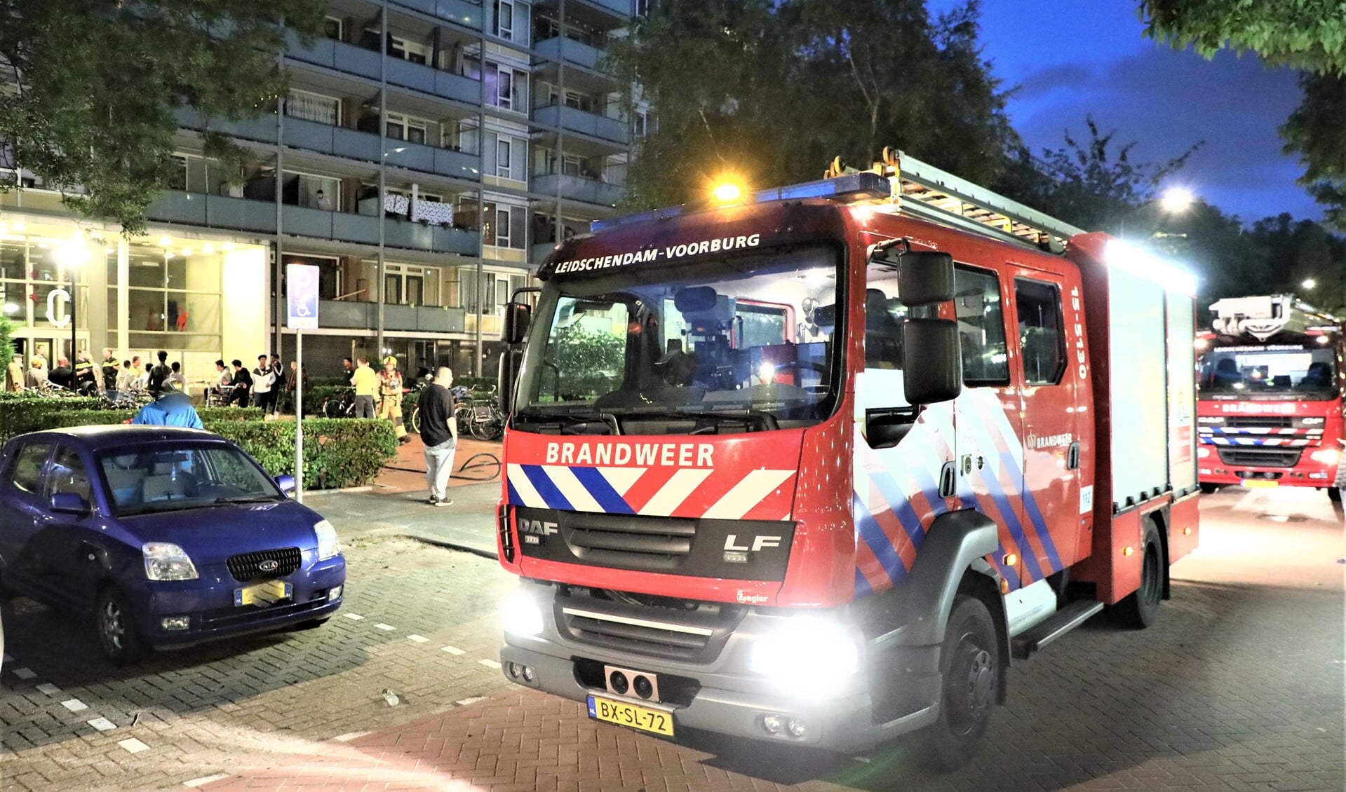 De brandweer had het brandje in de meterkast snel geblust maar vervolgens moest de stroom wel enige tijd worden uitgeschakeld (foto: Sebastiaan Barel).