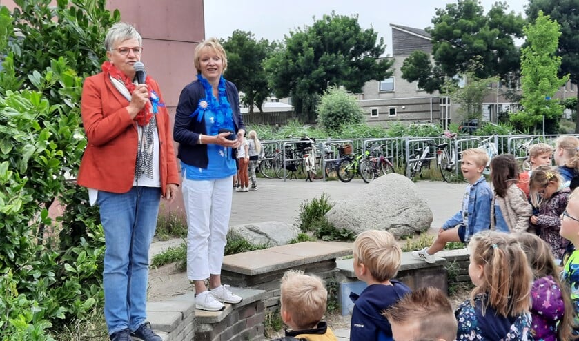 <p>Juf Joke en juf Willy worden toegezongen door alle kinderen van Octantschool Ackerweide.</p>