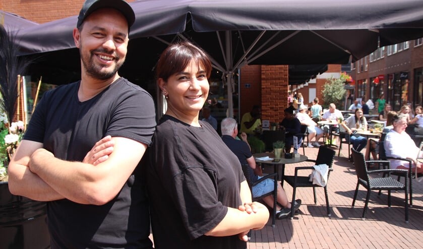<p>Mehmet en Kader zijn goed van start gegaan. Ondanks de drukte loopt het als een zonnetje en maken ze zelfs even tijd voor een fotootje!</p>