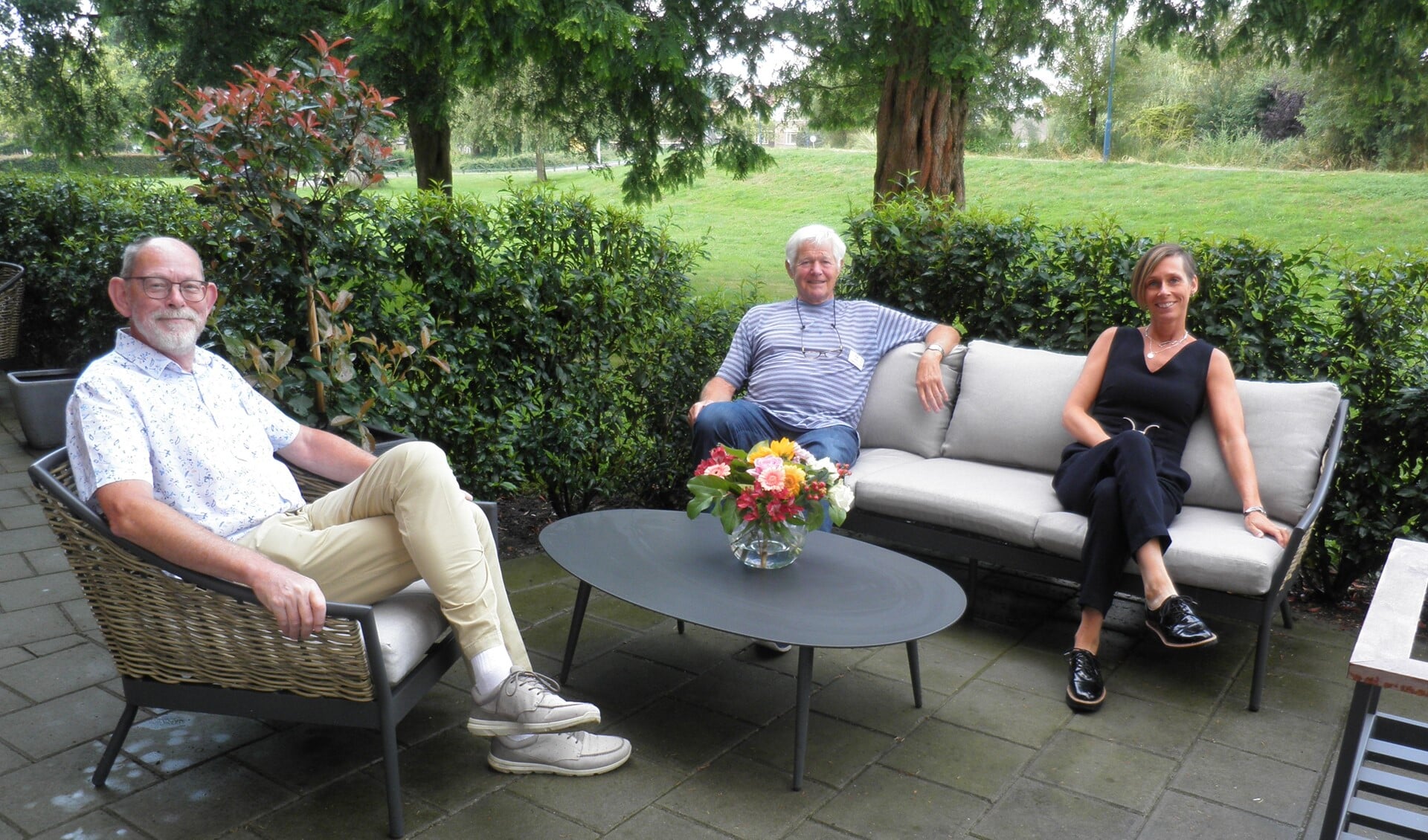 Gerard van der Kort (links), Piet Plooij en Manon van Wieren op de nieuwe tuinset. Foto Kees van Rongen