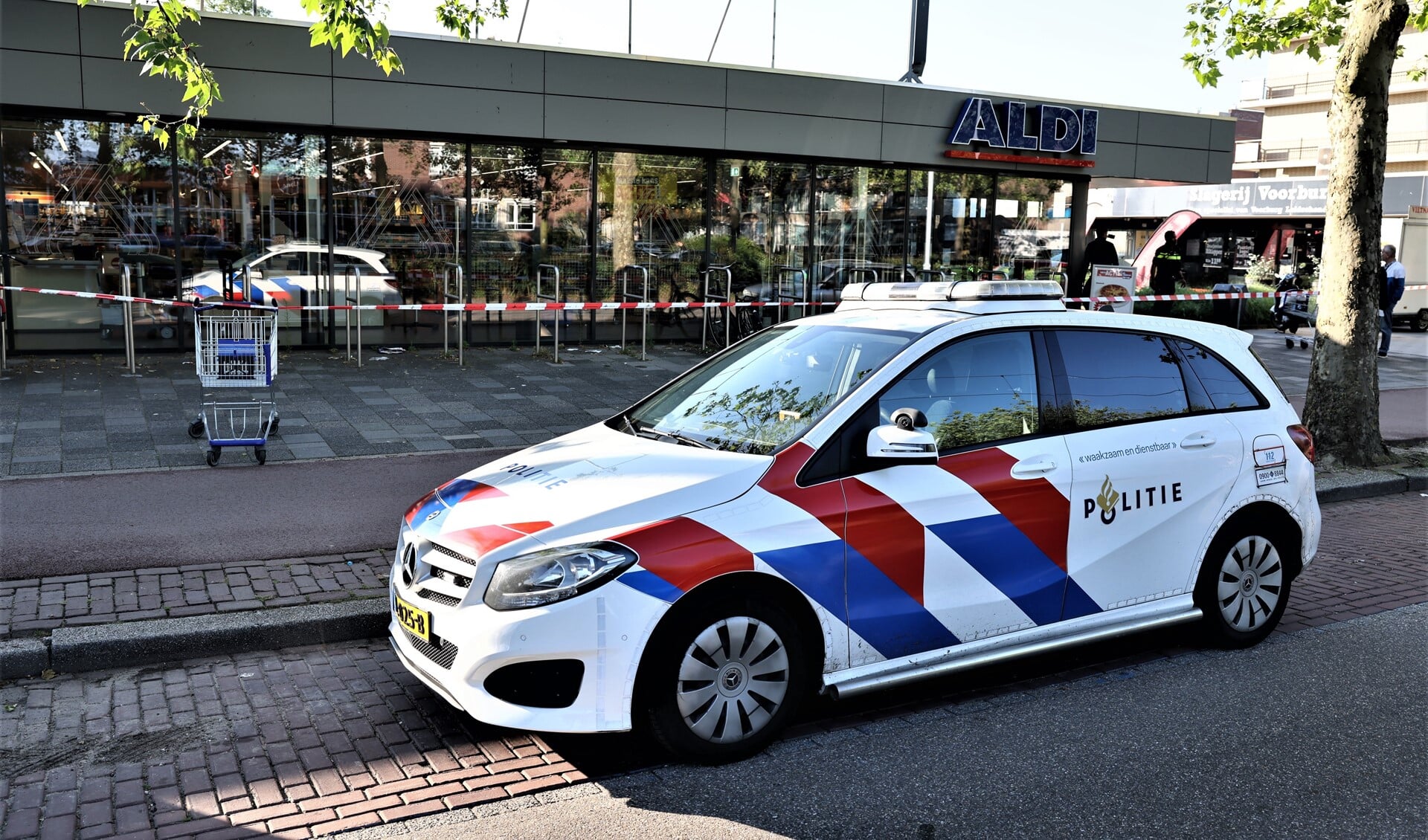 De politie zette een Plaats Delict (PD) af met lint (foto: Sander Paardekooper).