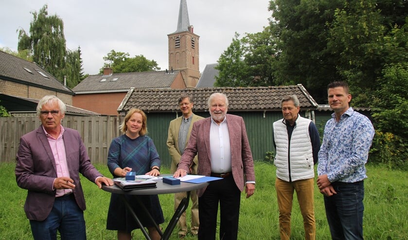<p>Ondertekening op locatie. Van links naar rechts: Wim Wierema, Ilona Jense, Ferdinand Schreuder, Jan Vincenten, Robbie Dröge en Oscar van Buijtene.</p>