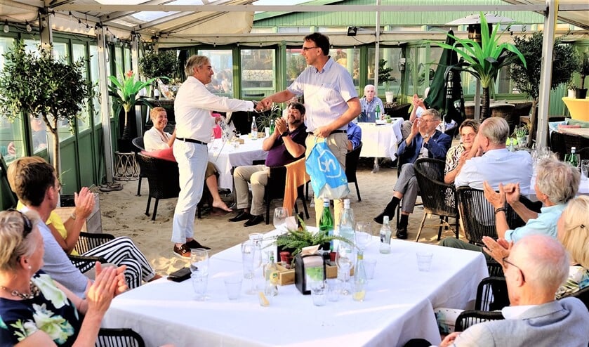 <p>Leden en partners van de Rotaryclub Voorschoten-Leidschendam waren getuige van de bestuursoverdracht (foto: Paul van Wezenberg). </p>