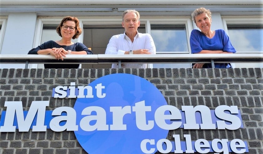 <p>Gusta ten Bosch (64, biologie), Annelies Kort (63, handvaardigheid) en Adri Toet (67, aardrijkskunde) blikken terug op hun onderwijscarrière op het Maartens (foto: pr SMC).</p>