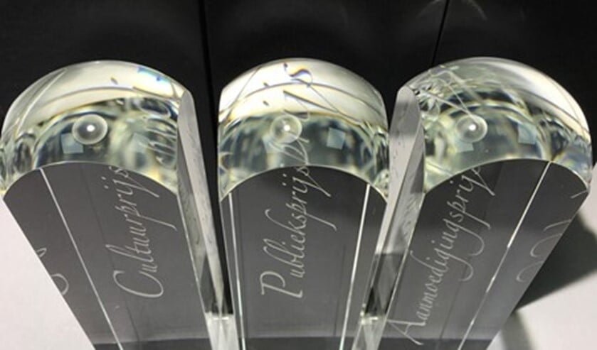 <p>De glazen bokalen voor de winnaars van de prijzen (foto: Ming Hou Chen).</p>