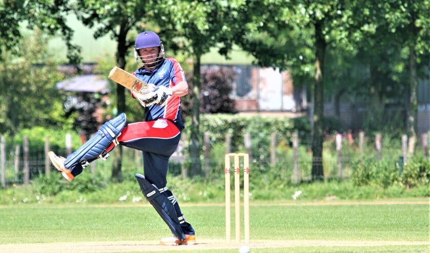 Tom de Grooth (76) speelde weer eens een monumentale innings (foto: Catch of the Day BV).