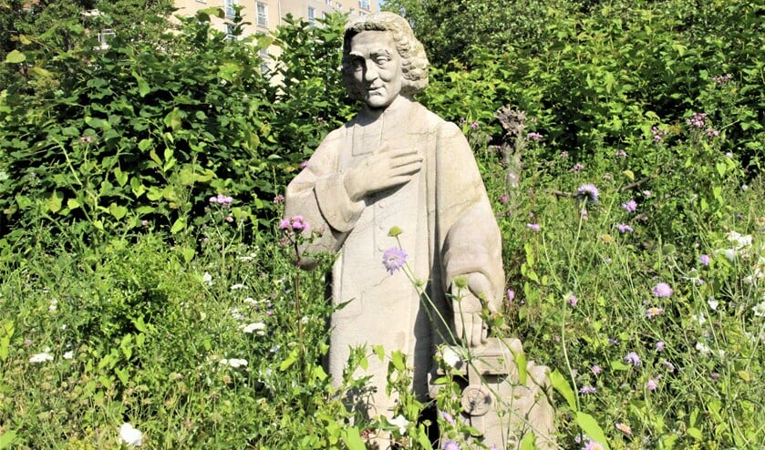 <p>‘Benedictus de Spinoza (1964), een beeld van Rudolf Roth (1902-1985), Spinozalaan, Spinozahof/ Park ‘t Loo (foto: Marian Kokshoorn).</p>