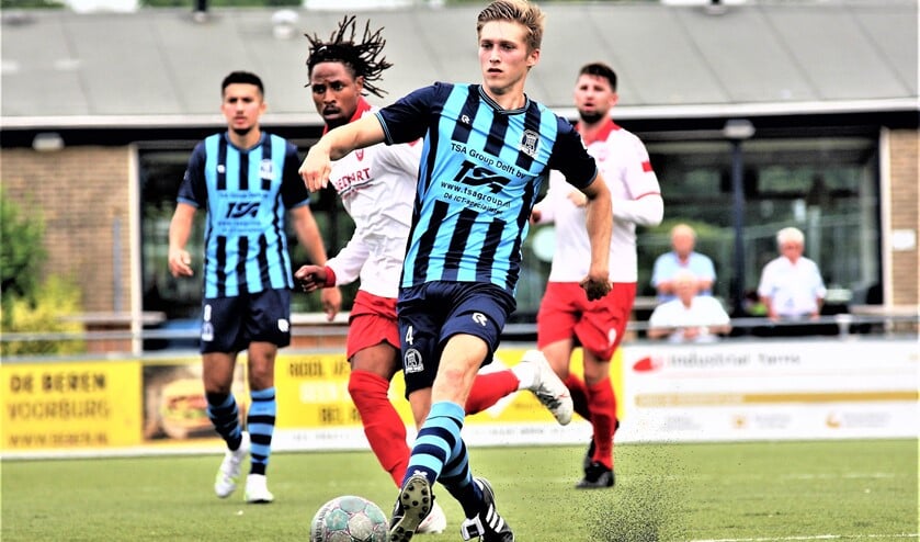 <p>Jacco Scholten & Kursat Babanmoglu (op de achtergrond) keerden als enigen na rust terug op het veld (foto: AW).</p>