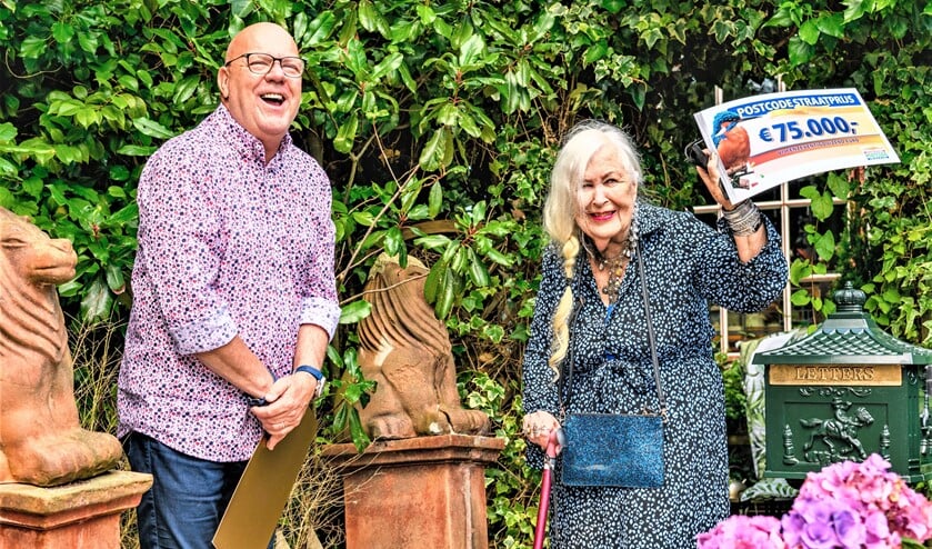 <p>Gonny ontvangt een cheque van 75.000 euro van Postcode Loterij-ambassadeur Gaston Starreveld (foto: Roy Beusker Fotografie).</p>