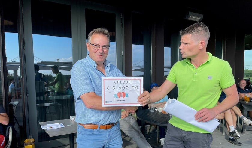 <p>Oscar van Buijtene overhandigde het mooie geldbedrag.</p>