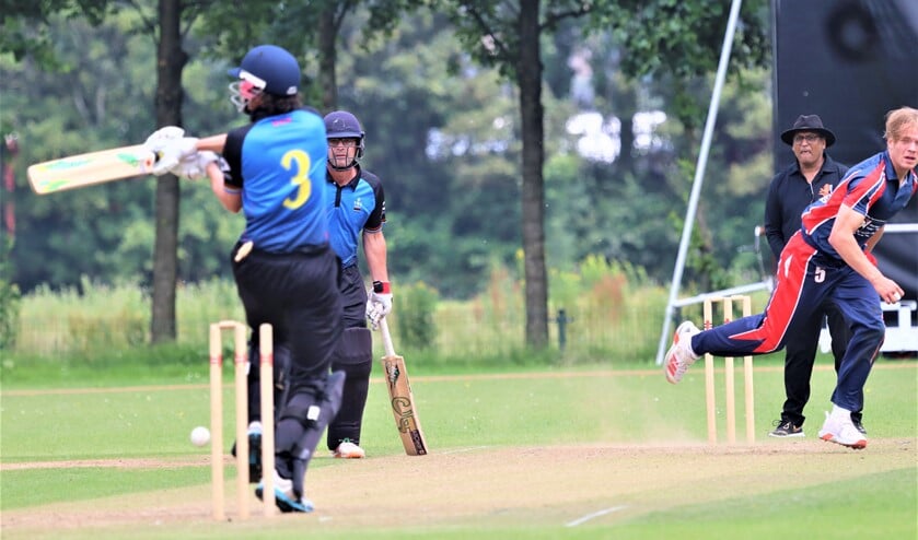 <p>Bas de Leede (rechts deels zichtbaar) ziet dat Eric Szwarczynski de bal in zijn eigen wicket speelt (foto: Catch of the Day BV).</p>